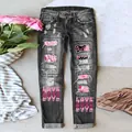 Detailansicht graue Used-Look Jeans mit pinkem LOVE-Druck und dekorativen Flicken - Schwarz mit rosa Gitterdruck
