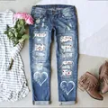 Modische blaue Damen-Jeans im Destroyed-Look mit aufgedruckten Herz- und 'Love'-Patches - Blau mit weißen Buchstabenherzen