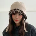 Elegante colbacco da aviatore in peluche leopardato per l'inverno con paraorecchie. - 56-58cm / Beige