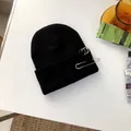 Primo piano di un berretto hip-hop nero con anelli d'argento e una spilla da balia - 55-58cm (Elastico) / Stile Tre Anelli Superiori con Spilla