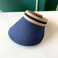 Gros plan détaillé d'une visière pare-soleil en paille bleue avec une bande rayée d'été - 55-60cm / Bleu marine