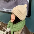 Minimalistische koreanische Winter-Strickmütze mit Bommel für Damen in Beige und grüner Schal - 56-59cm / Beige