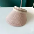 Gros plan sur un chapeau pare-soleil rose tissé pour femmes contre les UV - 55-60cm / Rose