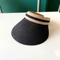 Détail de la texture en paille tressée d'une visière pare-soleil élégante noire et beige - 55-60cm / Noir
