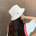 Vista trasera detallada de un sombrero de pescador de algodón blanco con bordado en modelo - 54-58cm / Blanco