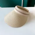 Détail rapproché de la visière en paille pour femme avec bandeau rayé élégant - 55-60cm / Beige
