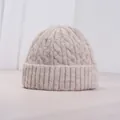 Dicke beige Zopfstrick-Beanie-Mütze für Damen aus warmem, winterlichem, wollartigem Material. - Einheitsgröße / Khaki