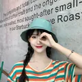 Modelo que luce un elegante sombrero de pescador verde de verano con bordado amarillo de detalle - 54-58cm / Azul Agua