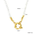 Détail d'un collier en pierre naturelle blanche avec fermoir doré de 12mm et dimensions. - Collier en perles de pierre naturelle blanche (NE2I100AG) / 45cm