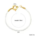 Vue détaillée d'un bracelet en perles blanches de 3mm avec un fermoir doré de 12mm - Bracelet en perles de pierre naturelle blanche (BR29840AG) / 18cm