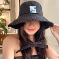 Elegante cappello da pescatore a scacchi nero per donna con grazioso laccio e patch floreale - 56-58cm / Nero