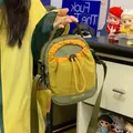 Gros plan d'un sac à bandoulière d'extérieur vert et jaune avec cordon de serrage. - Avec Pendentif / Vert