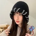 Gemütliche schwarze Strickmütze mit dicken grauen Nähten für einen stilvollen Winter-Look - 56-58cm / Schwarz (Farbblock)