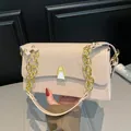 Sac à main carré beige élégant avec bandoulière chaîne dorée et fermoir géométrique - Kaki
