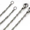 Primer plano de collares de cadena de ondas de plata de 2 mm de acero inoxidable con cierres - 45cm / Color acero