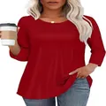 Primer plano de camiseta roja casual para mujer con cuello redondo y detalle de pliegues. - S / Tops / Rojo