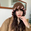 Asiatische Frau mit gemütlicher brauner Strickmütze und rosa Rand für den Winter - 56-58cm / Braun (Zweifarbig)