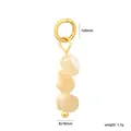 Vue détaillée d'un pendentif en pierre naturelle irrégulière avec des anneaux dorés - Pierre à Trois Perles Beige Clair (PA104901G)
