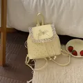 Nahaufnahme des cremefarbenen Rucksacks mit Polka Dots, eleganter Spitze und Schleifendekor - Gelb