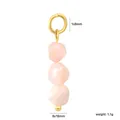 Vue détaillée du pendentif en pierre rose naturelle avec dimensions 1x6mm et poids 1,1g. - Pierre à Trois Perles Rose (PA10490FG)