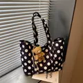 Grote draagtas met stippen en een schattige teddybeerbedel voor modieuze vrouwen. - Met Hanger / Zwart