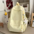 Detailopname van een lichtgele rugzak in Koreaanse stijl met borduursel en een sterhanger. - Met hanger / Geel (Met Hanger)
