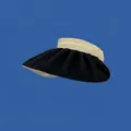 Vista laterale di un cappello da sole a tesa larga nero e beige per la protezione solare donna - 55-59cm (Regolabile) / Stile a visiera aperta / Nero
