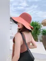 Γυναίκα με κοραλλί καπέλο ηλίου με αναπνεύσιμο πλέγμα και μεγάλο προστατευτικό γείσο - 55-58cm / Με Αντιανεμικό Σχοινί / Κεραμιδί