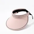 Vue détaillée d'une élégante visière rose à large bord pour la protection solaire - Réglable / Rose