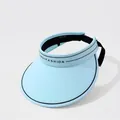 Détail d'une visière pare-soleil bleu clair avec bordure noire et logo de marque. - Réglable / Bleu