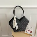 Große schwarze gewebte Shopper-Tasche mit einzigartigem V-Ausschnitt und Schleife - Schwarz