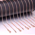 Gedetailleerde macro-opname van roségouden roestvrijstalen slangenketting sieraden - Ronde Slangenketting (1mm) / 45cm / Roségoud