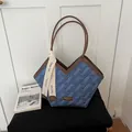 Große blaue gewebte Denim-Tragetasche mit braunen Lederriemen und eleganter Schleife - Blau