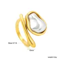 Nahaufnahme eines goldenen Edelstahlrings mit einer Barock-Imitationsperle - Größe 6 / Ring (RI1769A6G)