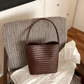 Minimalistische gewebte braune Beuteltasche für Damen, ideal für den Arbeitsalltag. - Schultertaschen-Set / Braun