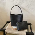 Minimalistische schwarze gewebte Eimertasche und passende Tasche mit Premium-Textur - Schultertaschen-Set / Schwarz