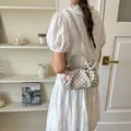 Sac à bandoulière à pois crème avec breloque nœud sur robe blanche minimaliste chic - Blanc