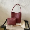 Elegant weinrot gewebte Eimertasche und passende Beuteltasche für den täglichen Gebrauch - Schultertaschen-Set / Rot