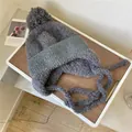 Dikke warme grijze gebreide wintermuts met oorkleppen, pompon en fleecevoering dames - 56-59cm / Grijs