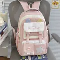 Vista detallada de la mochila escolar rosa con orejas de gato y múltiples bolsillos. - Rosa