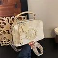 Elegante Handtasche aus Strohgeflecht mit cremefarbenem Leder und gemustertem Riemen. - Gewebte Textur / Khaki