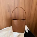 Minimalistische braune Web-Eimertasche mit einem eleganten gebogenen Schultergurt - Schultertaschen-Set / Braun