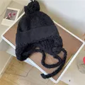 Winterse verdikte gebreide muts met oorbescherming en pompon in zwart voor dames - 56-59cm / Zwart