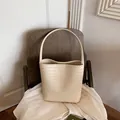 Bolso de hombro tipo cubo tejido minimalista y elegante en acabado blanco crema - Juego de bolsos de hombro / Blanco Roto
