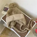 Gezellige beige gebreide muts met oorkleppen en pompon voor winterse warmte - 56-59cm / Khaki