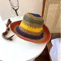 Cappello da pescatore in paglia all'uncinetto a strisce colorate su un tavolo bianco con vaso - 56-58cm / Cordino di regolazione interno / Kaki