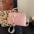 Rosafarbene gewebte Modehandtasche mit Ledergriff und geometrischem Riemen - Gewebte Textur / Rosa