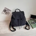 Vista detallada de una mochila negra de estilo coreano con cordón para el viaje - Negro