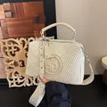 Elegante cremefarbene gewebte Handtasche mit Griff und geometrischem Schultergurt - Gewebte Textur / Gebrochenes Weiß