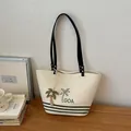 Elegante Stroh-Tragetasche mit Palmen-Stickerei und stilvollen schwarzen Trägern - Mit Anhänger / Schwarz